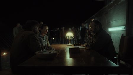 Per gli interni notte Di Nicola ha usato piccole lampadine a incandescenza e abat-jour, rendendo ogni fonte luminosa parte integrante dell'ambiente