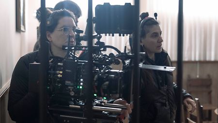 DP Bet Rourich, behind the camera, worked with an austere mise-en-scène, prioritizing a static camera and reserving movement only for key moments