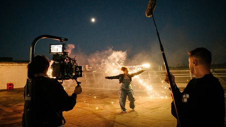 Harris Dickinson désirait qu'un directeur photographie étranger lui apporte une autre sensibilité face à la lumière si particulière de Londres 