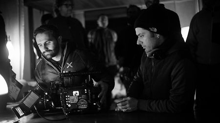 Emanuele Pasquet (sinistra) con il regista Stefano Lodovichi (destra) sul set con ALEXA 35 e Master Prime.