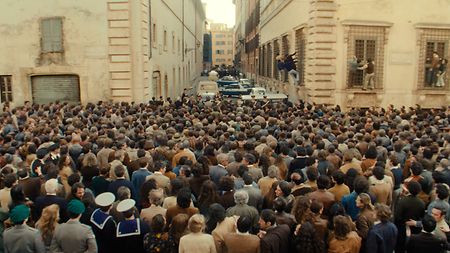 "Abbiamo deciso di ricreare l'iconica foto dell'epoca con le persone arrampicate sulle grate." — Emanuele Pasquet