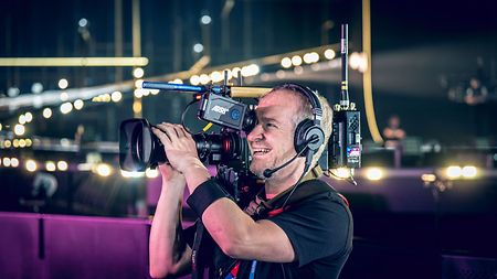 Camera operator Bernhard Popovic with one of the handheld ALEXA 35 Live cameras that were used wirelessly.