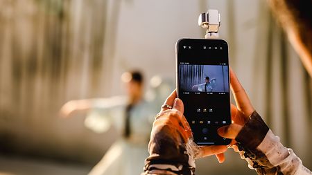 HONOR Robot Phone filming dancer