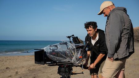 Director Rodrigo Sorogoyen (left) on set with cinematographer Álex de Pablo (right) and the ALEXA 35 camera.
