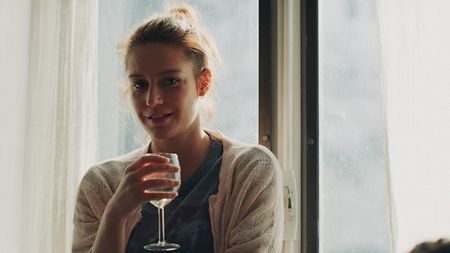 Garance, interprétée par Adèle Exarchopoulos, est une jeune femme alcoolique dont on suit le quotidien et la manière dont sa dépendance impacte progressivement sa vie.