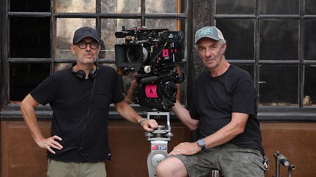 À gauche, le réalisateur Fred Cavayé ; au centre, l’ALEXA 265 équipée d’optiques DNA ; à droite, le directeur de la photographie Denis Rouden AFC.