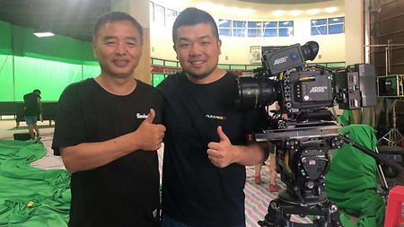 摄影师赵晓时（左）和Tiger Kang （ARRI）在《中国女排》片场