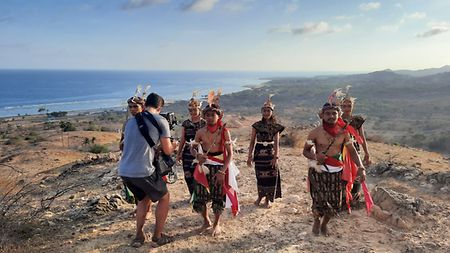 摄影师罗伯特·柯布尔（Robert Cauble）在萨武岛上拍摄传统舞蹈