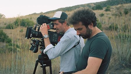 摄影指导亚历山大.莱格里斯和导演西若.迪昂正在准备一个镜头。
