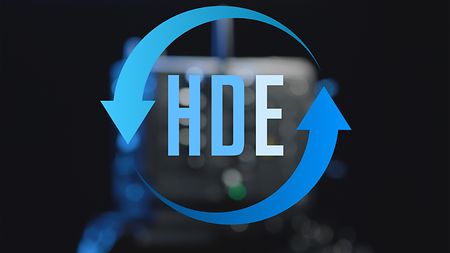 HDE-Logo in front of a blurred ARRI ALEXA 35 with black background