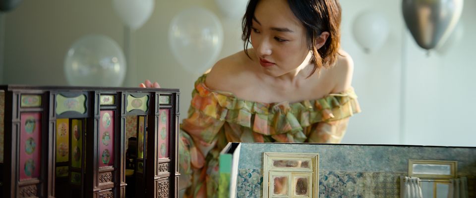 ARRI Impression V复古系列后置滤镜示例片段 "印象派" 香港妇女查看娃娃屋零件
