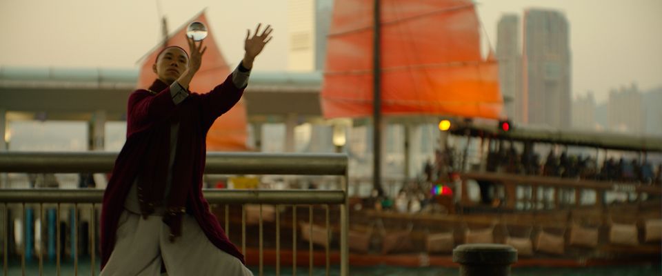 ARRI Impression V复古系列后置滤镜演示片段 "印象派 "香港男子手持玻璃杯平衡拍摄