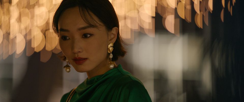 ARRI Impression V复古系列后置滤镜实例 "印象派 "香港女子面部特写，背景为灯光