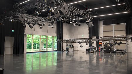 ARRI Solutions designed & installed a flexible studio lighting system to support multipurpose use.
