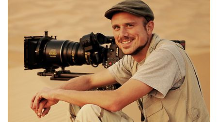Wildlife cinematographer Rolf Steinmann works with the ARRI alura zoom lens. 
